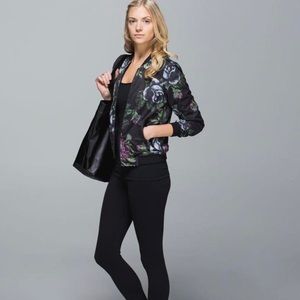 LULULEMON Party Bomb Jacket
Women Size 6-8 Garden Party Smooth
Silver/Blk